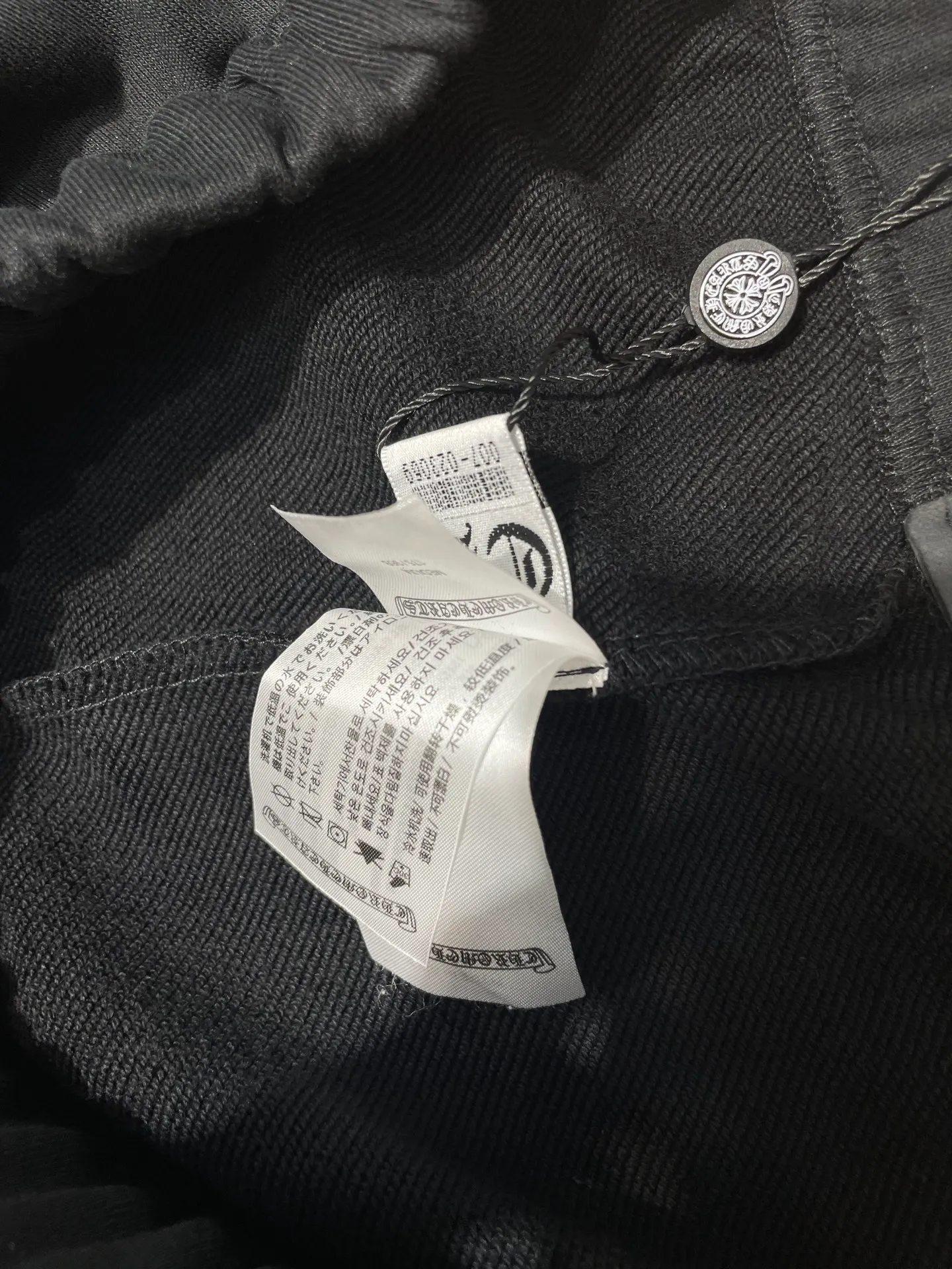 🅿️310 come hearts 🌟【Top replica】24ss white Sanskrit letter embroidered shorts The fabric is made of 320g heavyweight fish scale cotton. The high-density fish scale texture creates a three-dimensional sculpture. It is thick and crisp but retains the natural breathability of cotton. It is not sweaty in summer and will not deform easily after long-term wear. It subverts your stereotype of heavy shorts. Sanskrit embroidery, imported multi-head embroidery machine precision routing, ultra-fine embroidery thread restores Sanskrit lines, three-dimensional relief texture visible to the naked eye, dark street style superimposed with spiritual symbols size: s-l